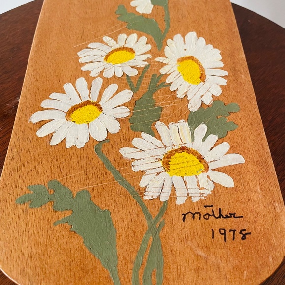 Hand-painted wooden cutting board with daisies and inscription "Mollie 1975” - Picture 6 of 6